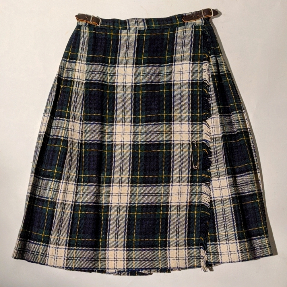 Womans Trad Kilt. Navy, Hunter plaid, Lord and Taylor. 1969, 23"+ waist. England